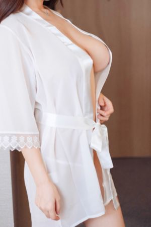 脱了她裙子摸进她的内裤亲吻网站_高清在线观看视频